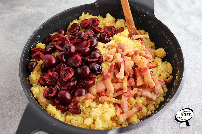 Migas de sémola con panceta y cerezas