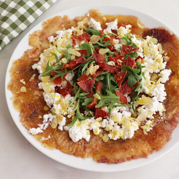 Imagen de la receta Carpaccio de brevas con requesón y crujiente de jamón