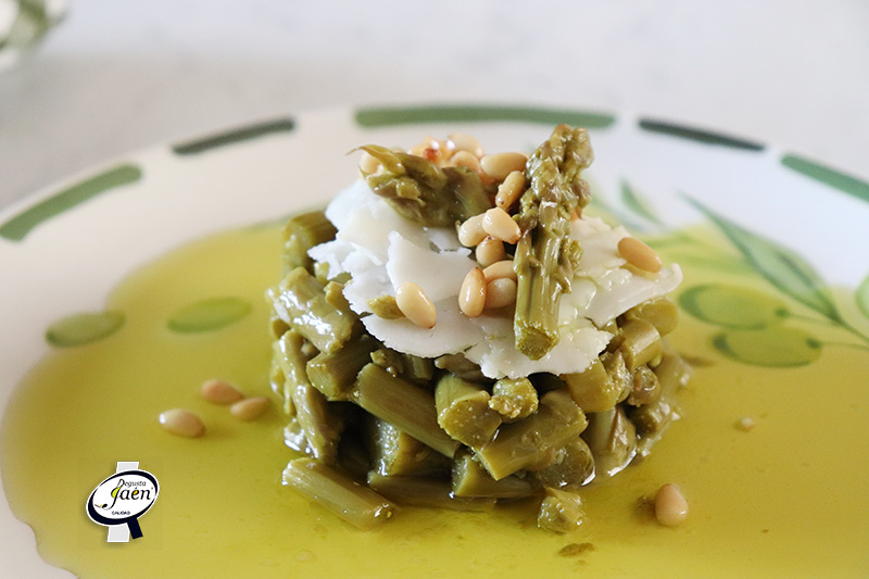 Tartar de espárragos verdes con queso y piñones