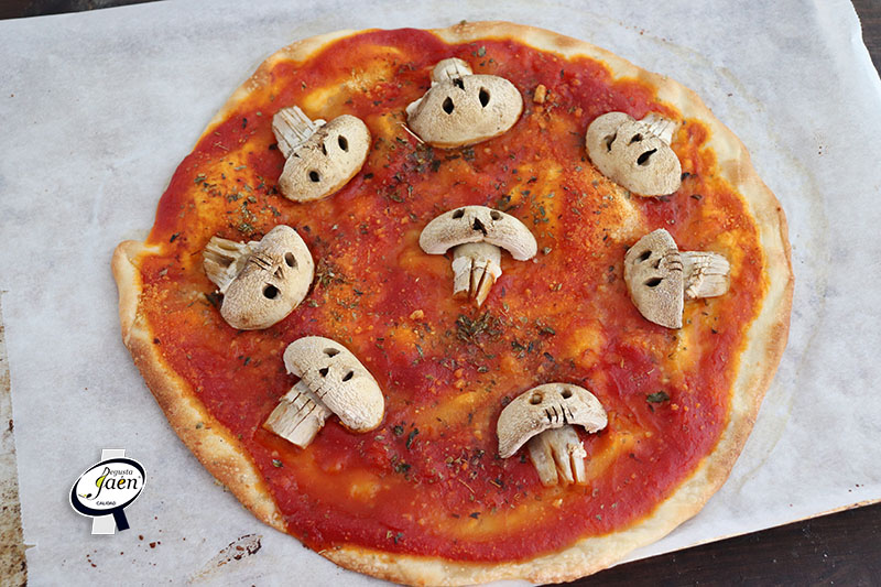 Pizza de tomate y champiñones terrorífica