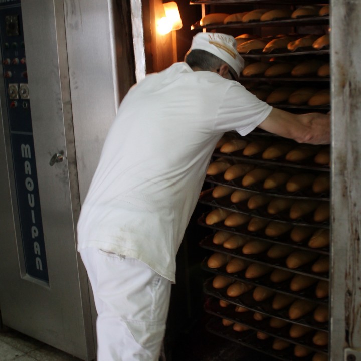 Metiendo pan al horno