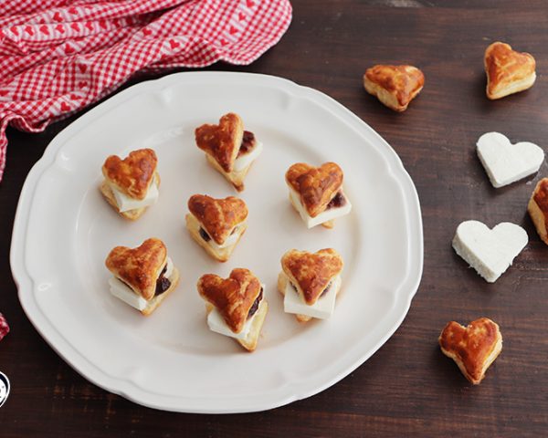 Corazones de hojaldre con queso y frambuesa