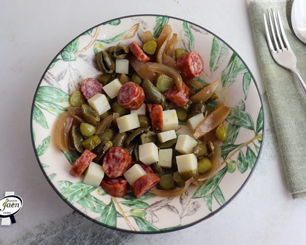 La Ensalada viral de Jaén: Longaniza Casera y Encurtidos con sabor a Sierra