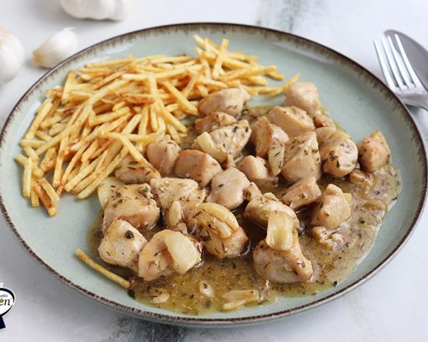 Pechuga de pollo en salsa de ajo con patatas paja