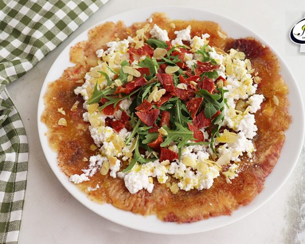 Carpaccio de brevas con requesón y crujiente de jamón