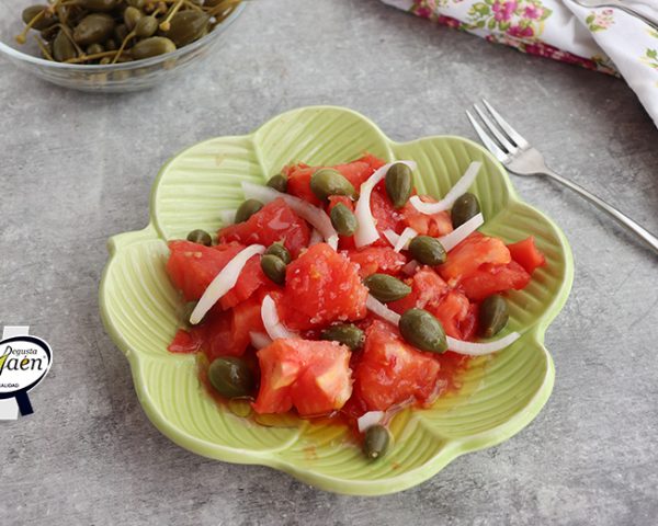 Ensalada de tomate y alcaparrones