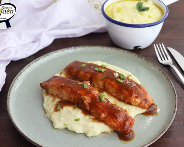 Salmón glaseado con miel y naranja sobre puré de patatas con aove