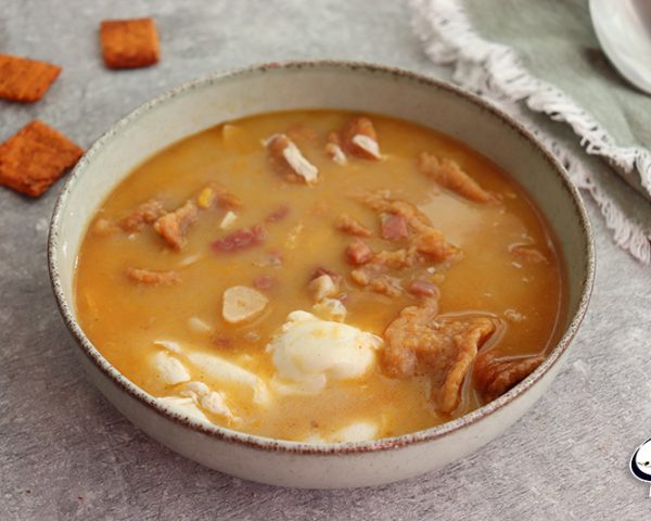 Sopa de ajo y jamón con regañás